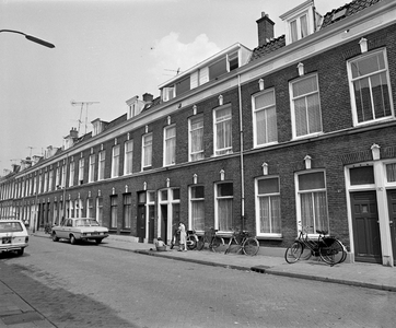 855968 Gezicht op de voorgevels van de woningen Javastraat 36bis (rechts)-lager te Utrecht.
